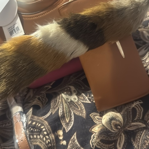 Elegant Brown Handbag with Faux Fur Strap including wallet and crossbody strap - Picture 2 of 4